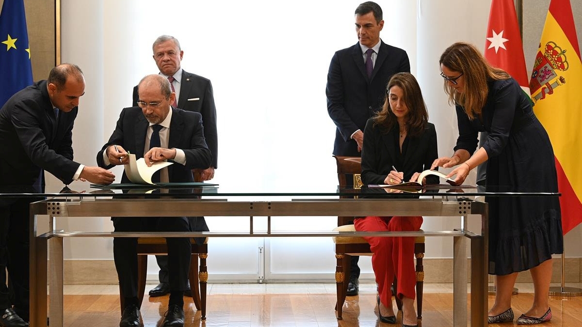 Pilar Llop y Ayman Safadi en la firma del Memorando de Entendimiento